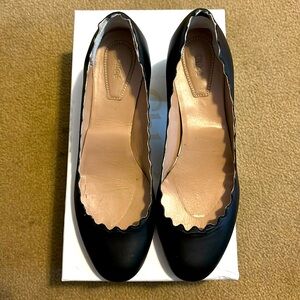 CHLOE
Scalloped Leather Pumps